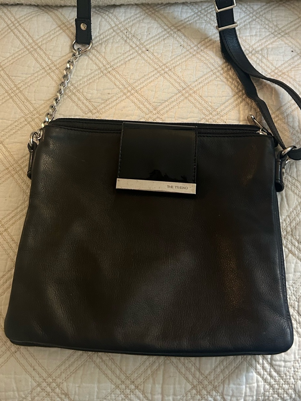 THE TREND Black Leather Crossbody Bag with Silver Accent